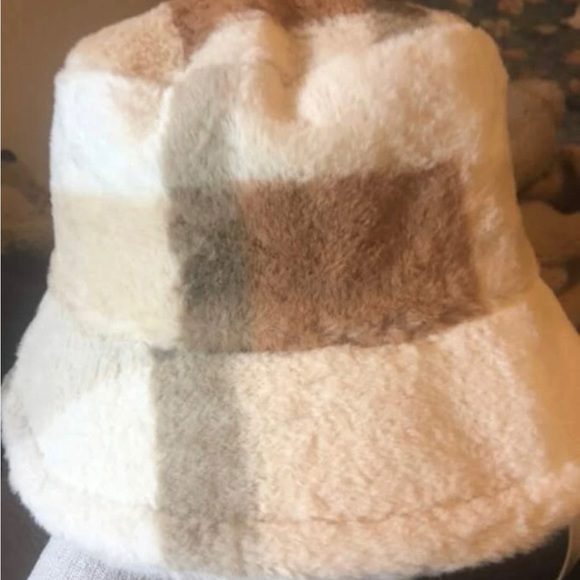 LADY BAE Faux Fur Bucket Hat With Lining - Picture 6 of 6